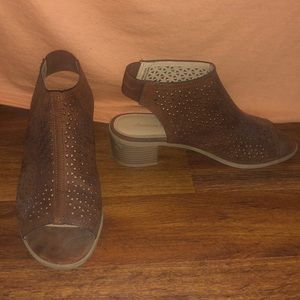 American Eagle heels Size 8 in a brown suede.